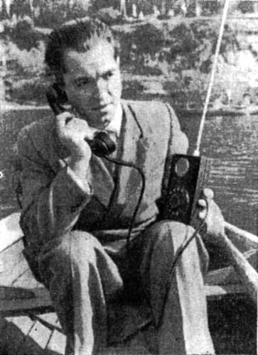 Инженер Леонид Куприянович демонстрирует возможности мобильного телефона. "Наука и жизнь", 10, 1958 год.