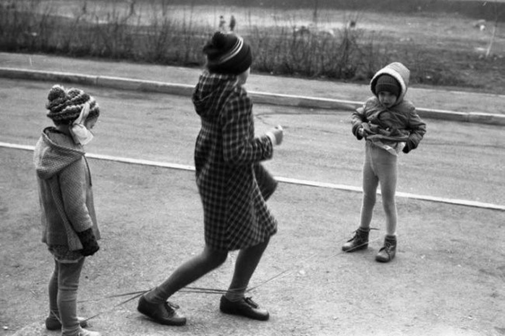 «Игры в «резинку», двор на улице в Тольятти, 9 мая 1985 года.