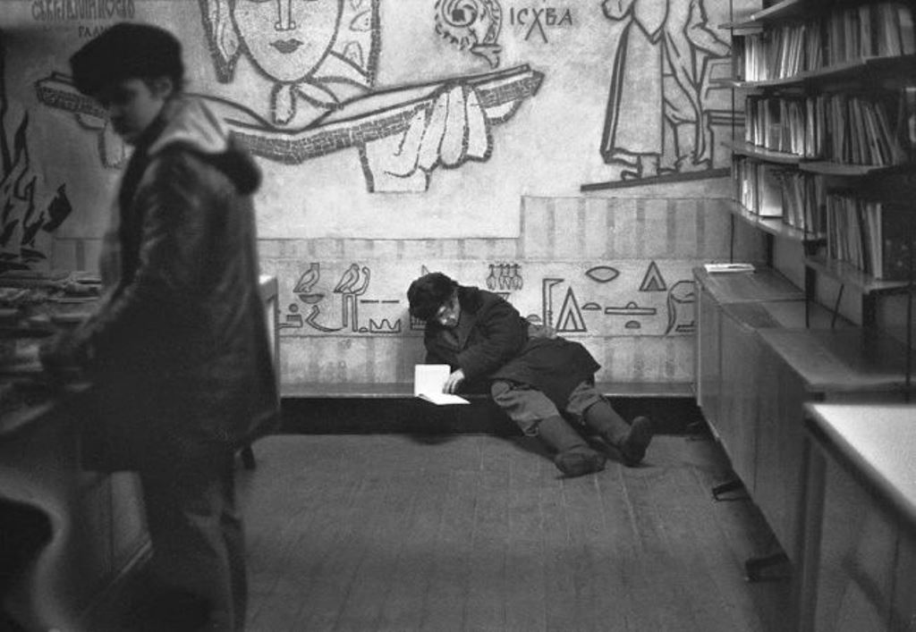 «Книжный магазин. Отдел букинистической литературы», Улица Кирова, Новокузнецк, Сибирь. 21 января 1983 года.