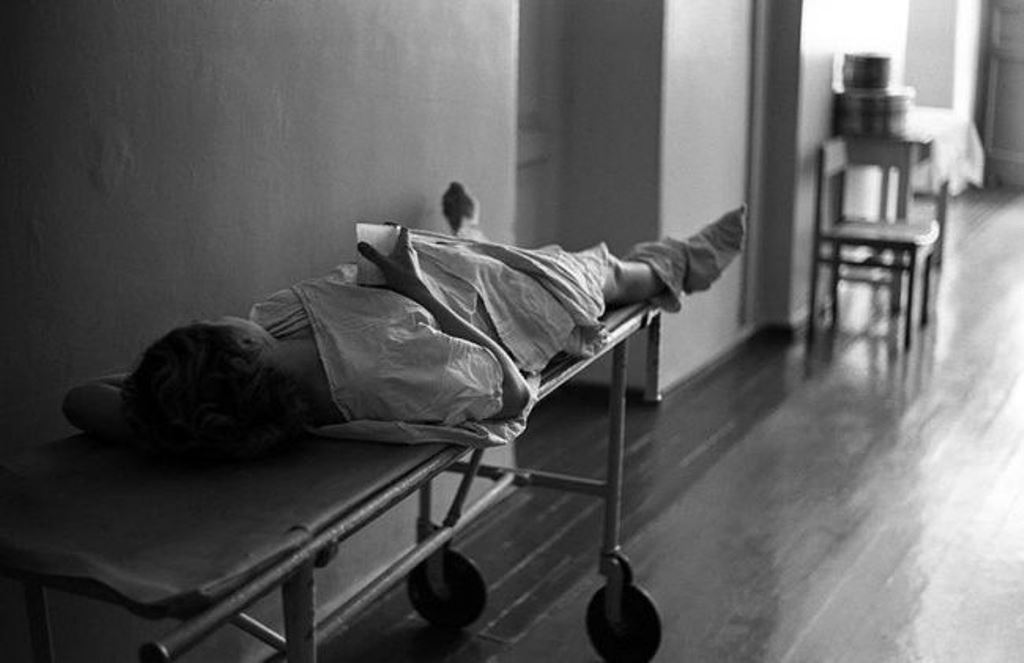 «Коридор роддома. Кефир после родов», 1-й клинический роддом, Новокузнецк, Сибирь, 29 июня 1981 года.