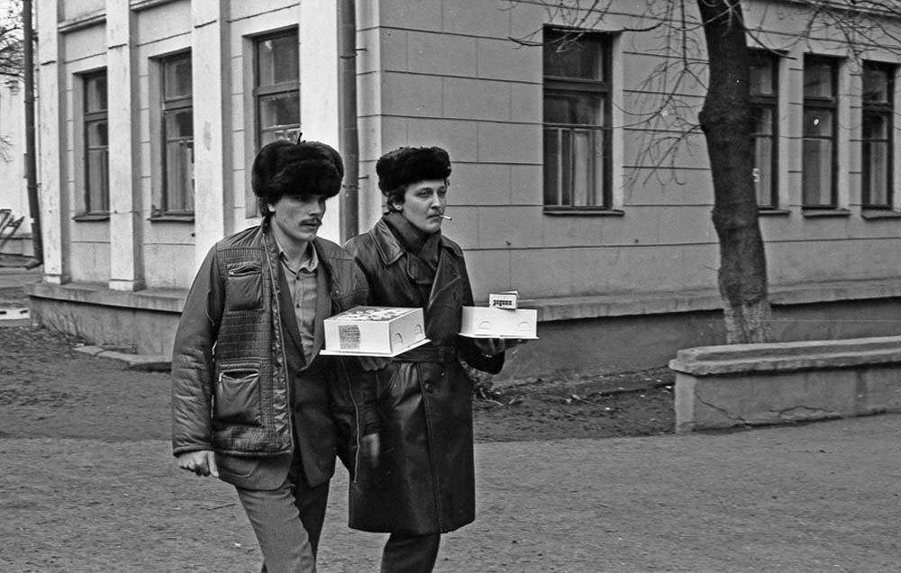 Молодой отец с приятелем у роддома №1. Новокузнецк, 1980 год
