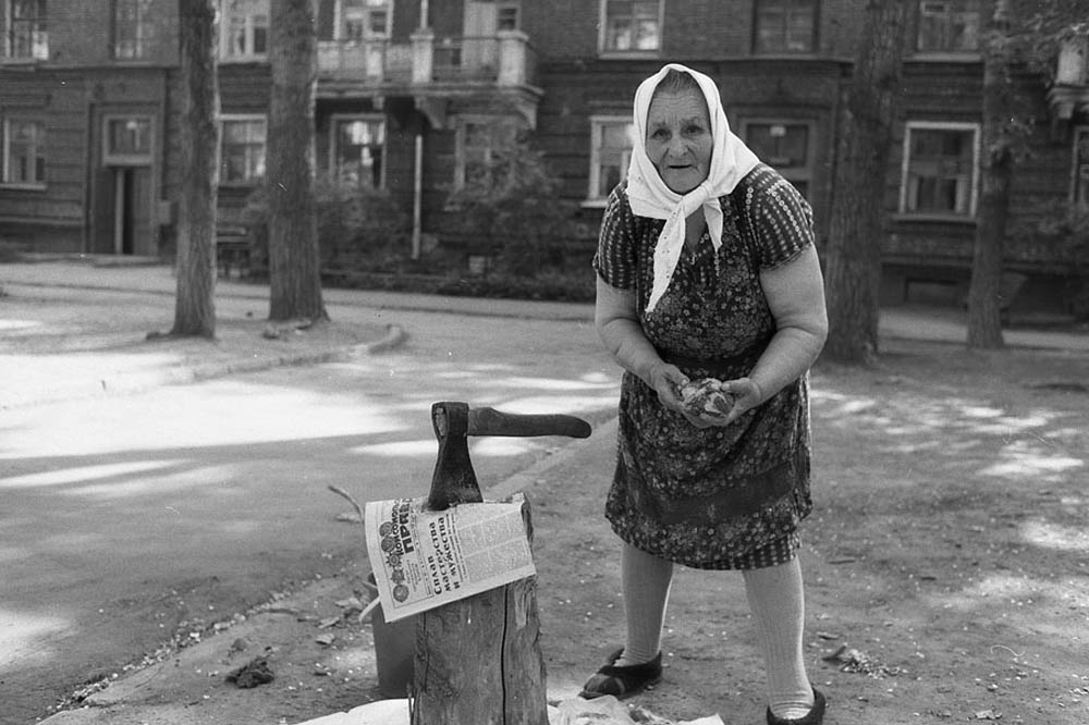 Женщина с суповым набором. Новокузнецк, 1984 год.