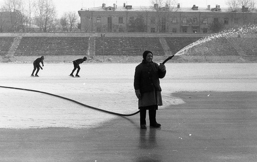 «Заливка льда на стадионе „Металлург“», Новокузнецк, 11 февраля 1984 года.