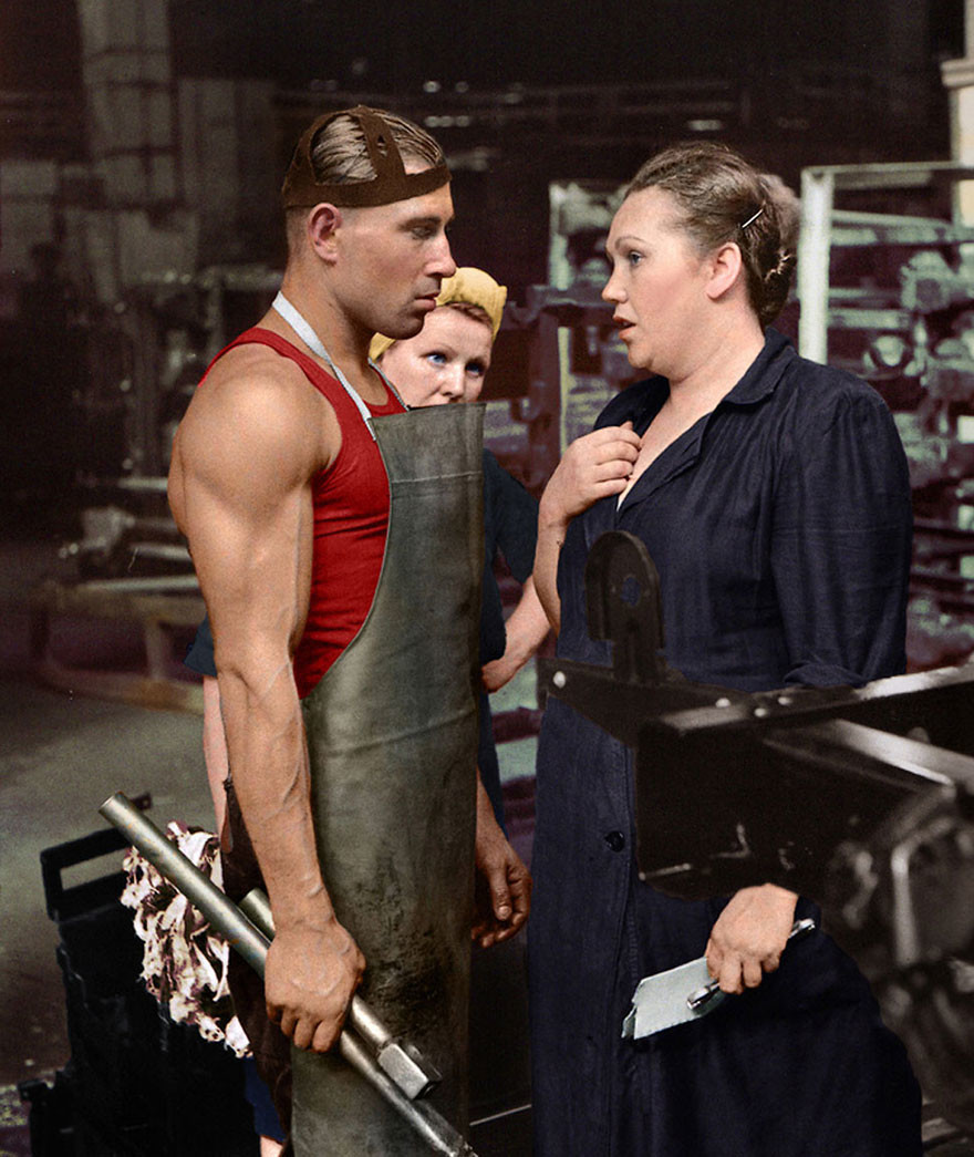 Рабочий и руководитель на автомобильном заводе, Москва, 1954 год время, россия, фотография, цвет