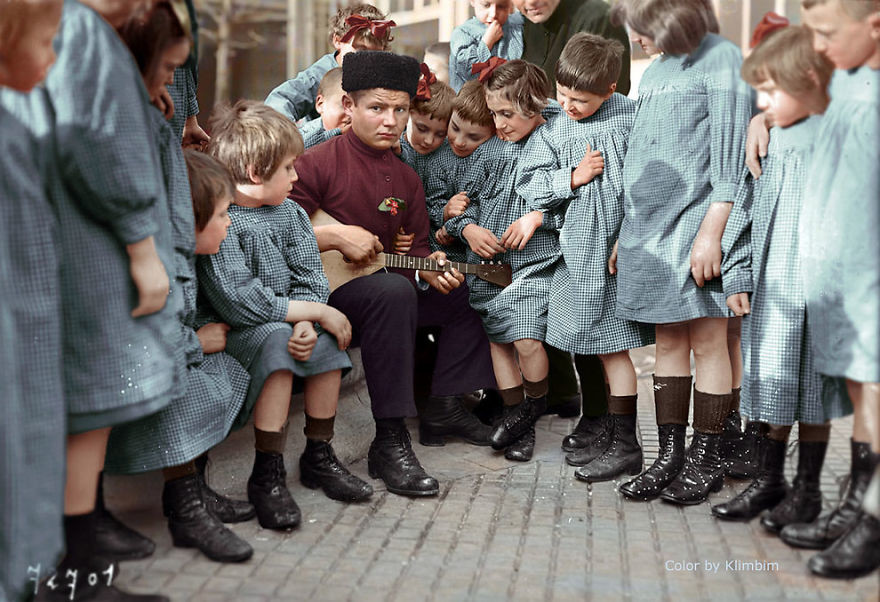 Мужчина и советские дети, 1940 год время, россия, фотография, цвет