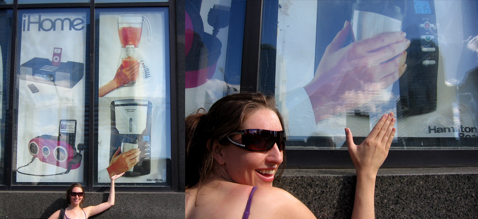 Эшли Ковингтон (Ashly Covington) на многих рекламных плакатах её руки