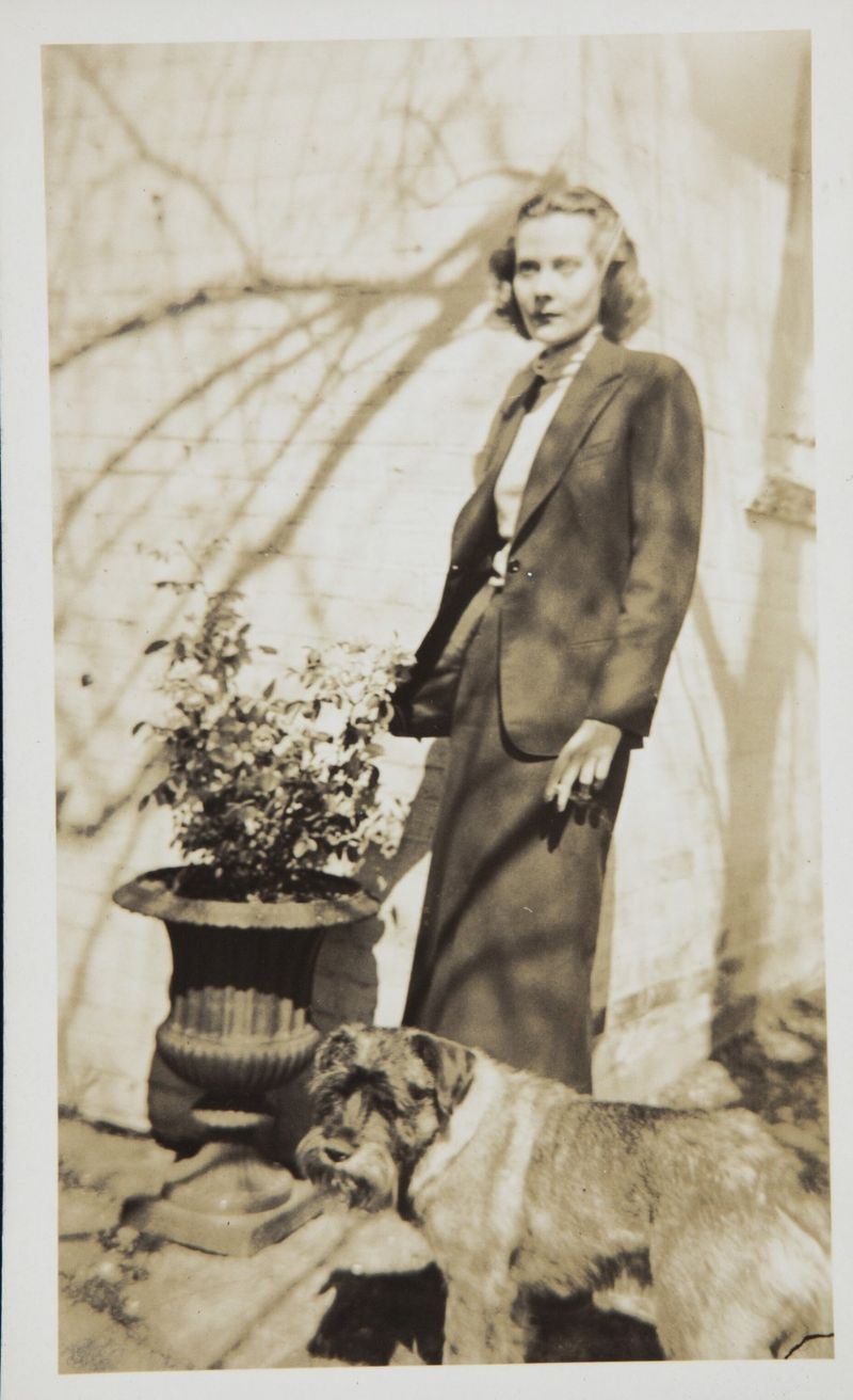 Натали Палей с собакой в поместье Ноэля Коварда