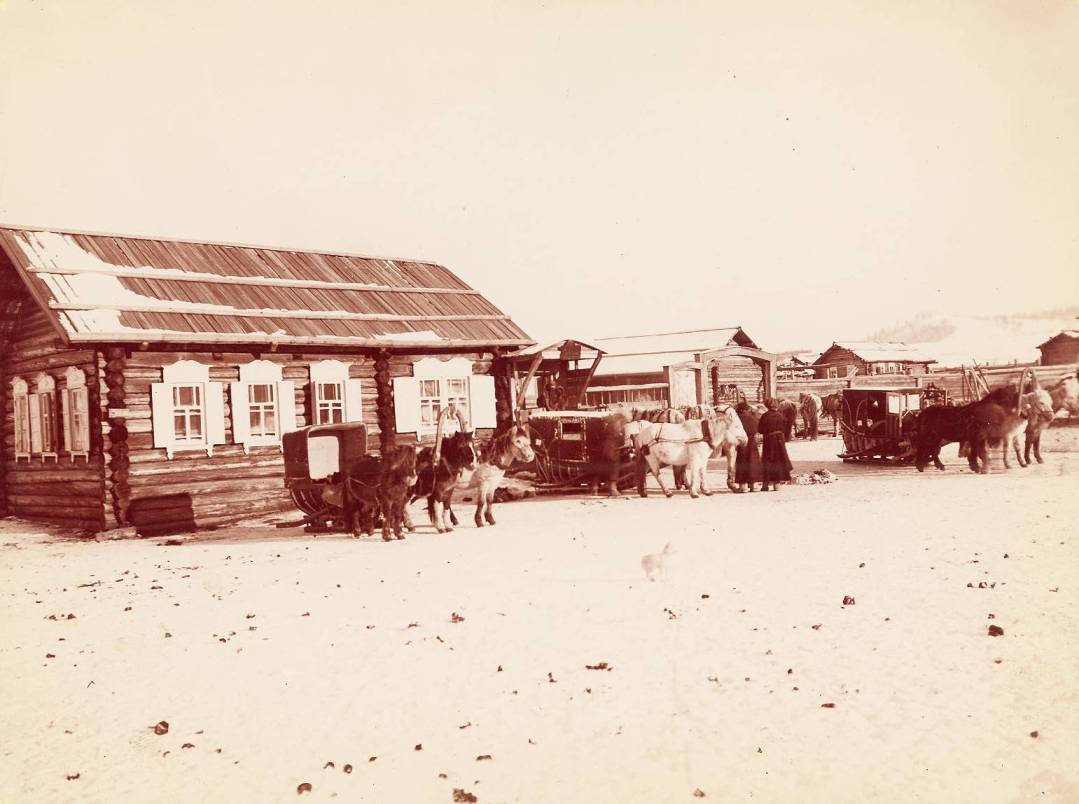 Типичная почтовая станция и экипажи на пути транссибирского путешествия
