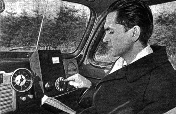 Куприянович с ЛК-1 в автомобиле. Справа от аппарата - динамик громкой связи. "За рулем", 12, 1957 г.