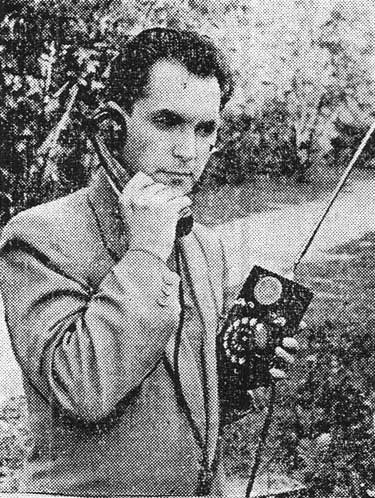 С таким аппаратом можно было уже разговаивать по телефону на ходу ("Орловская правда", 12, 1961, Фото В. Щербакова. (АПН))