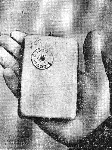 Последняя модель радиофона (Юрий Рыбчинский, корреспондент АПН, Фото В. Щербакова. (АПН). "Орловская правда", 12, 1961)