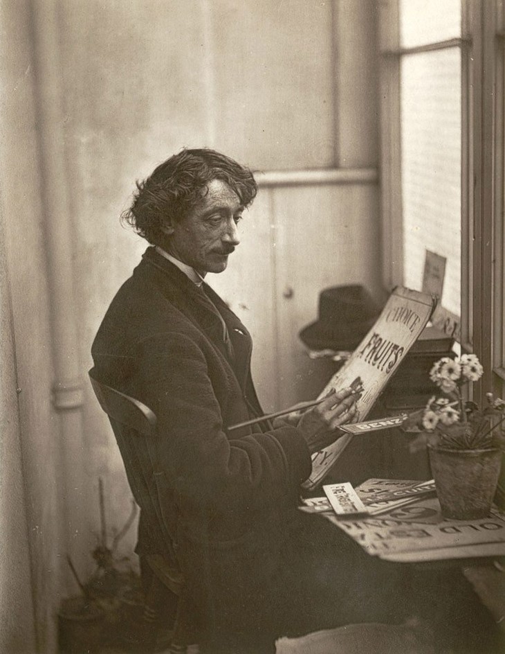Французский художник - создатель вывесок. (Photo by John Thomson/LSE Digital Library)