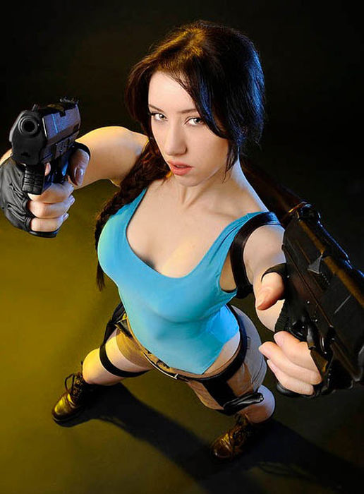 its_all_about_the_boobs_in_lara_croft_cosplay_17