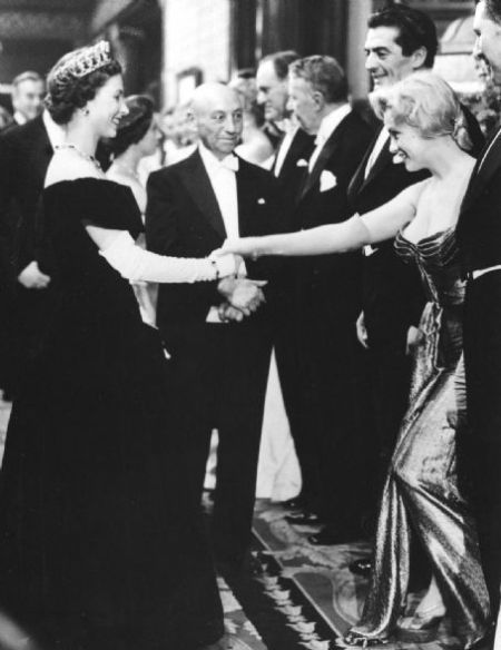Мэрилин Монро встречается с Королевой Елизаветой II, Лондон, 1956