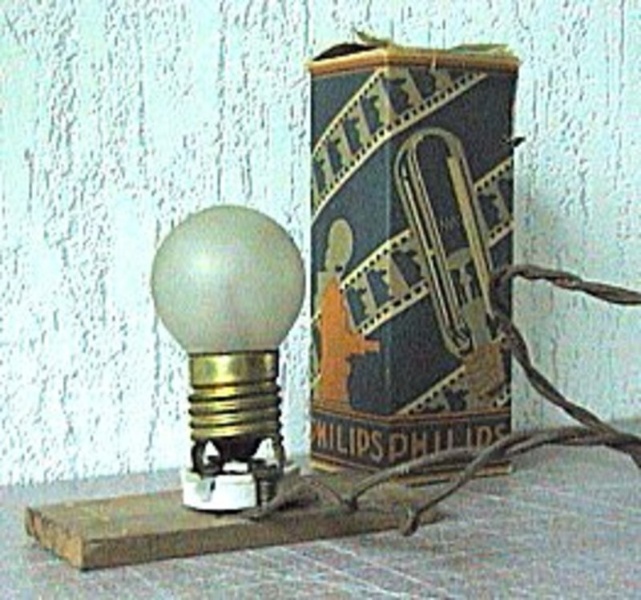 Первая лампочка Philips