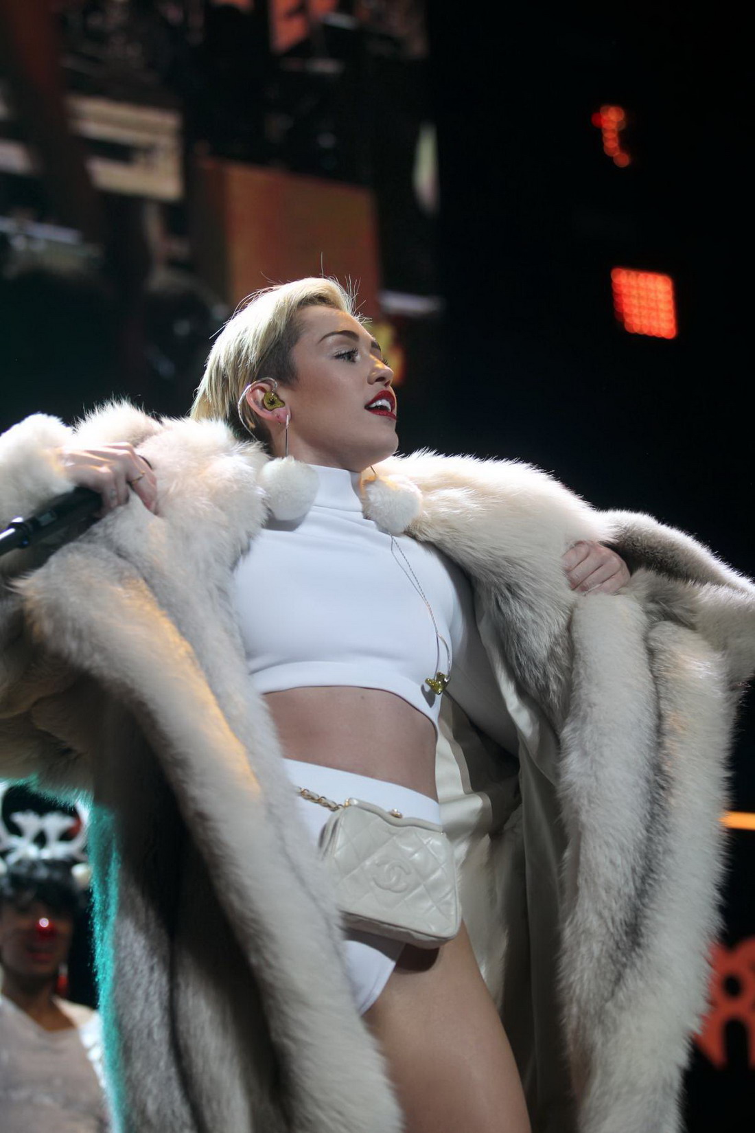 Miley Cyrus – Hot 99.5 Jingle Ball in Washington (27 pics)