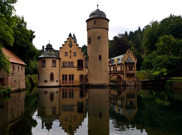 Романтический замок на воде  Замок Меспельбрунн