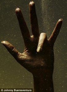 Рука Эшли Ковингтон (Ashly Covington) женищины модели, зарабатывающей своими руками в рекламе