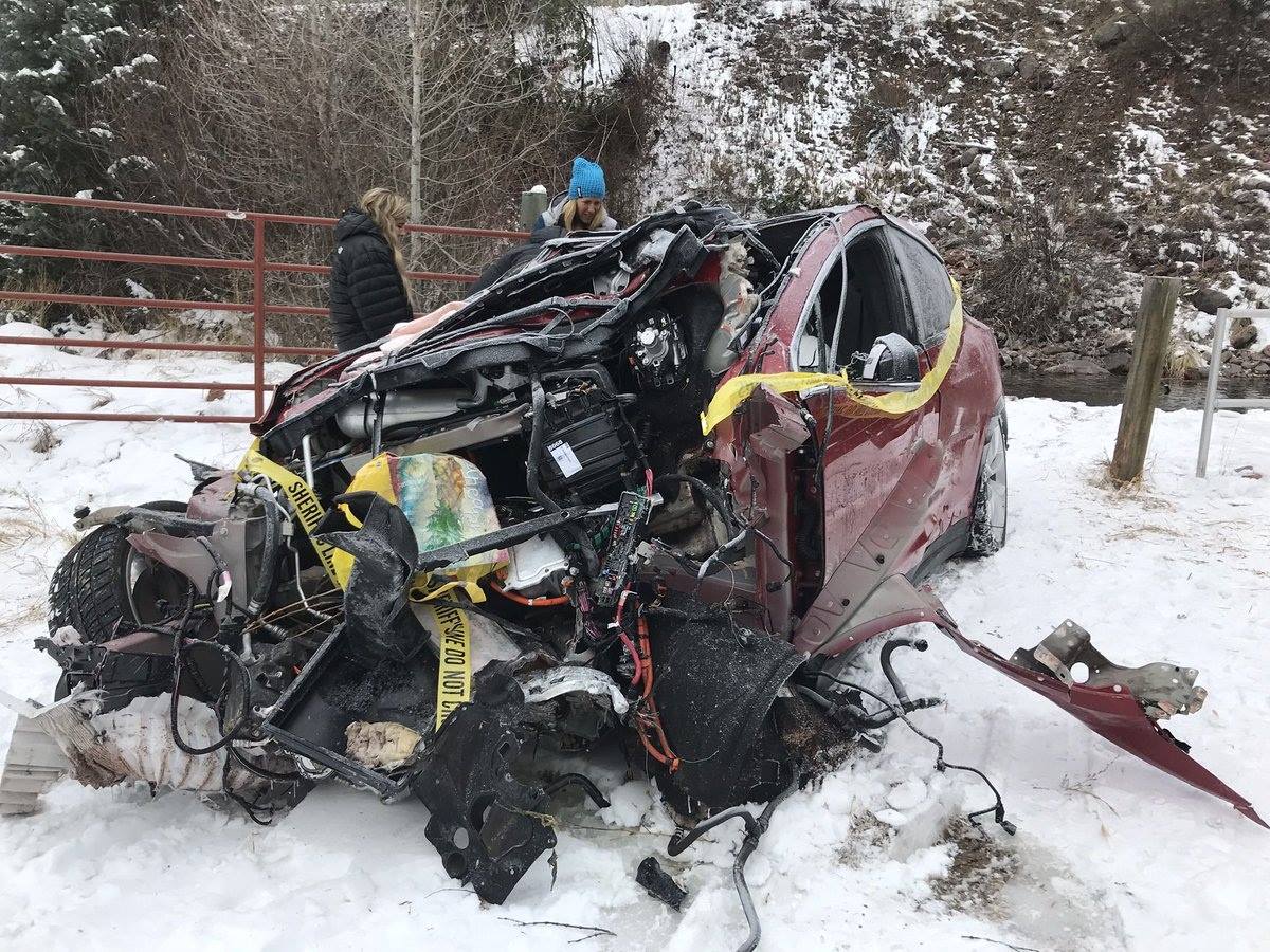 Tesla Model X – безопасный электрокар: пассажиры остались живы после страшной аварии