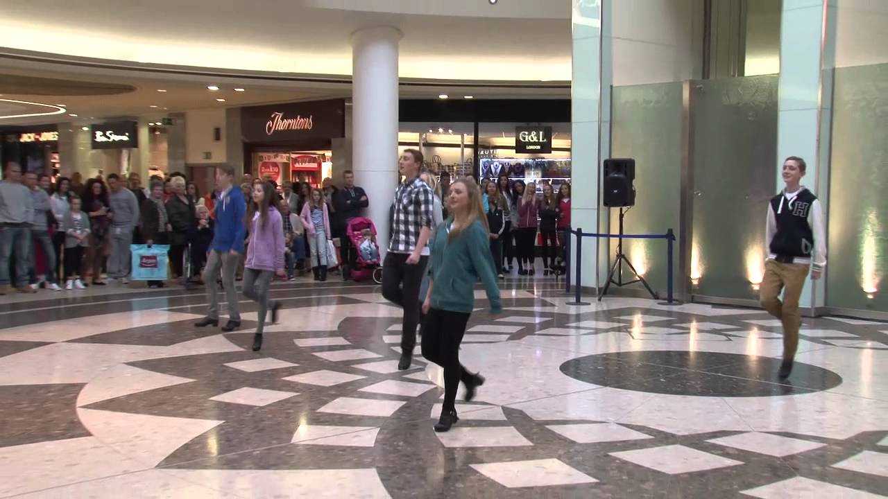 Девушка встала посреди аэропорта и начала танцевать ирландские танцы. Но это было только начало!
