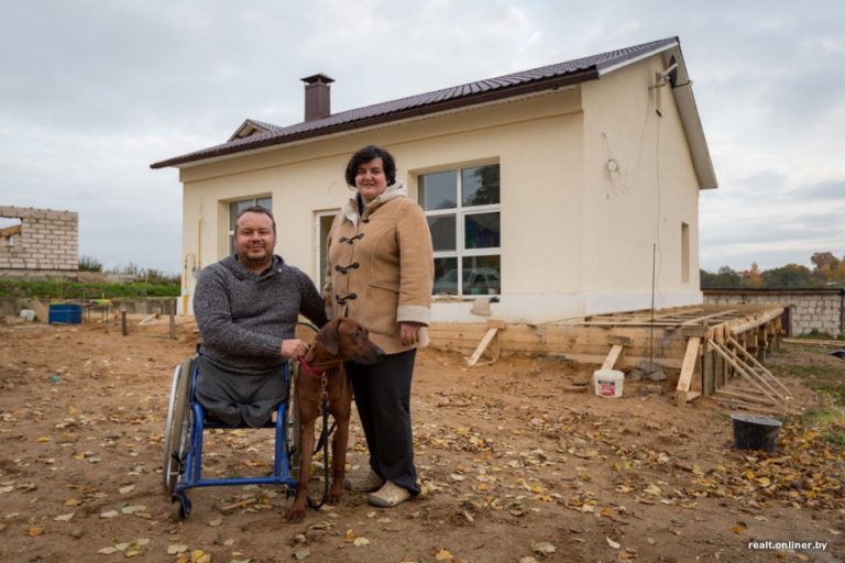 Мужчина в инвалидной коляске купил заброшенное здание и превратил его в уютный дом!