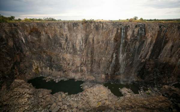 Одна из самых эффектных туристических достопримечательностей Африки - водопад Виктория - практически обмелел