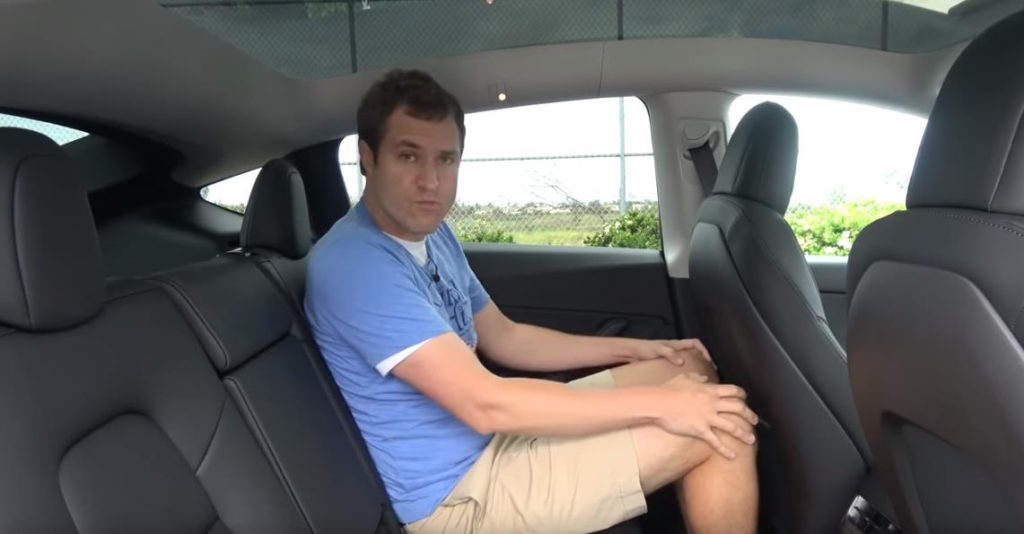 Пространство на задних сиденьях в Tesla Model Y