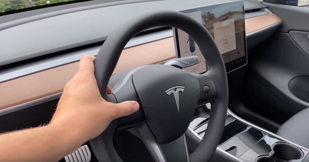 Управление высотой и вылетом рулевого колеса в Tesla Model Y