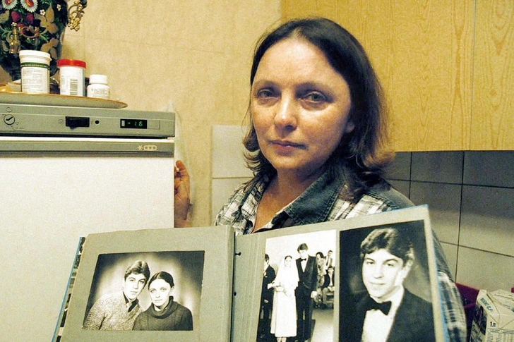 Лариса Савицкая с портретом мужа (фото woman.ru)