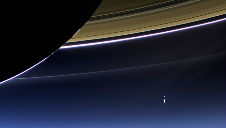 NASA опубликовало фото Земли, вид с колец Сатурна