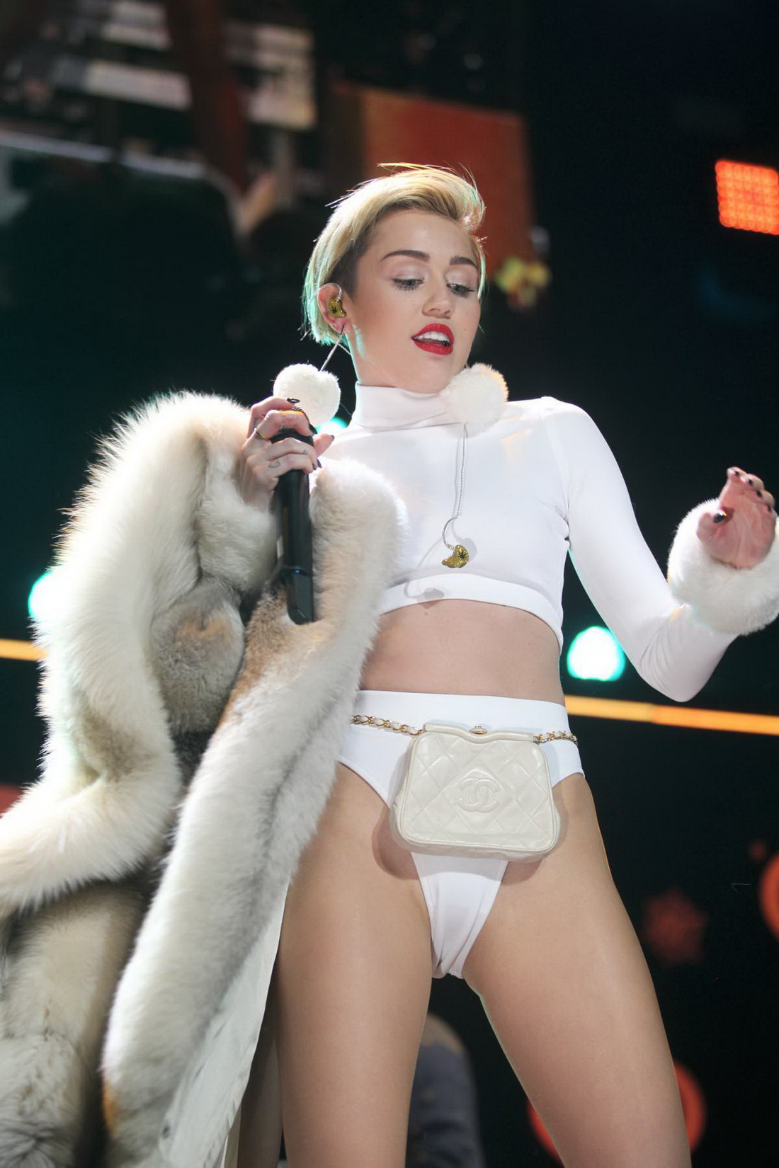 Miley Cyrus – Hot 99.5 Jingle Ball in Washington (27 pics)