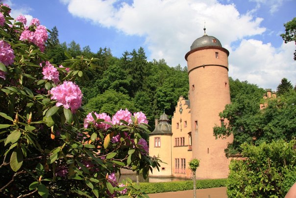 Романтический замок на воде  Замок Меспельбрунн