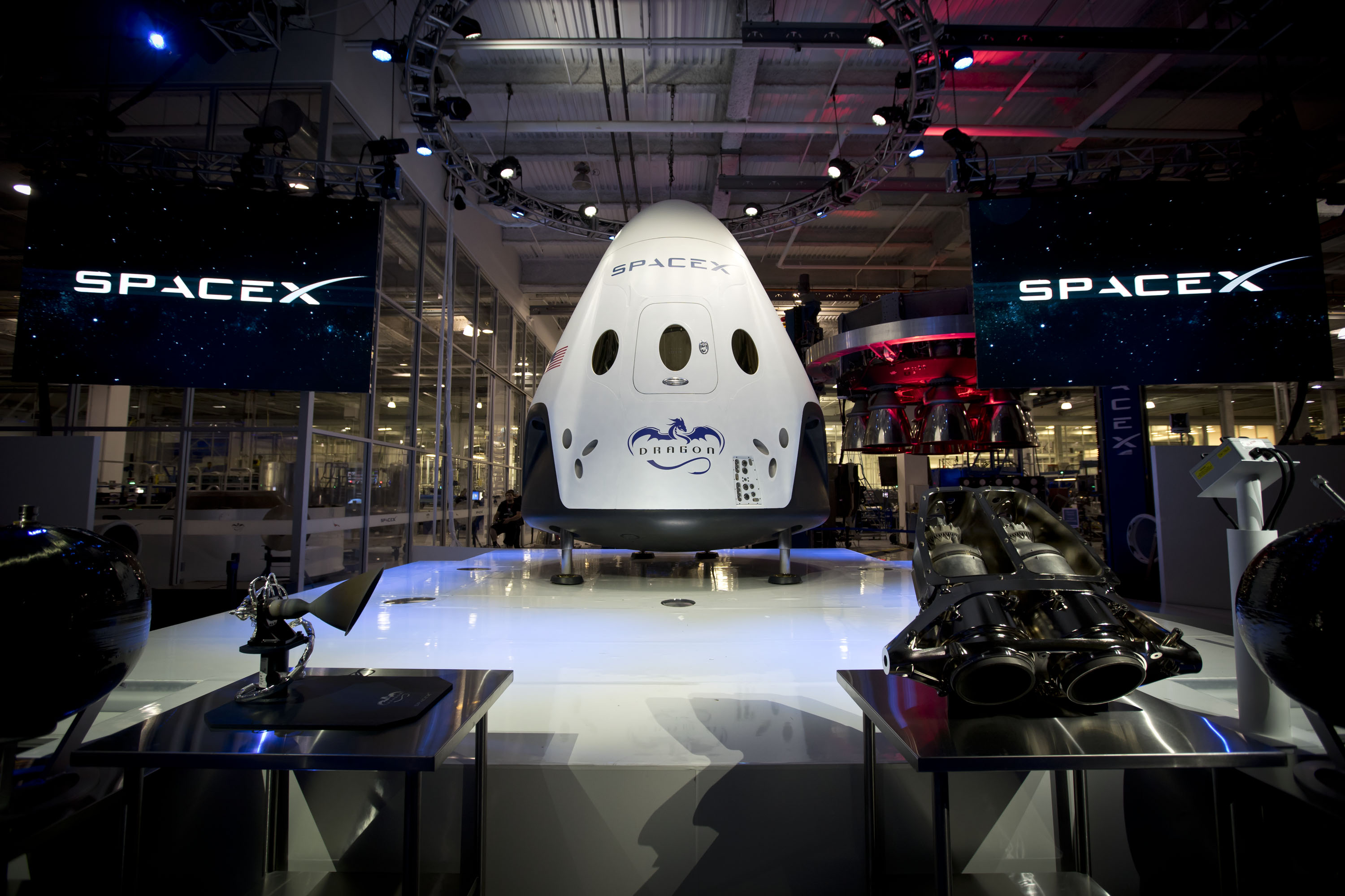 SpaceX представила пассажирскую версию космического корабля